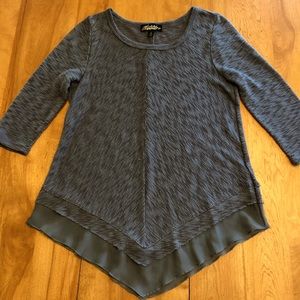 Women’s Absolutely Famous asymmetrical hem flowy tunic in dusty sage- small